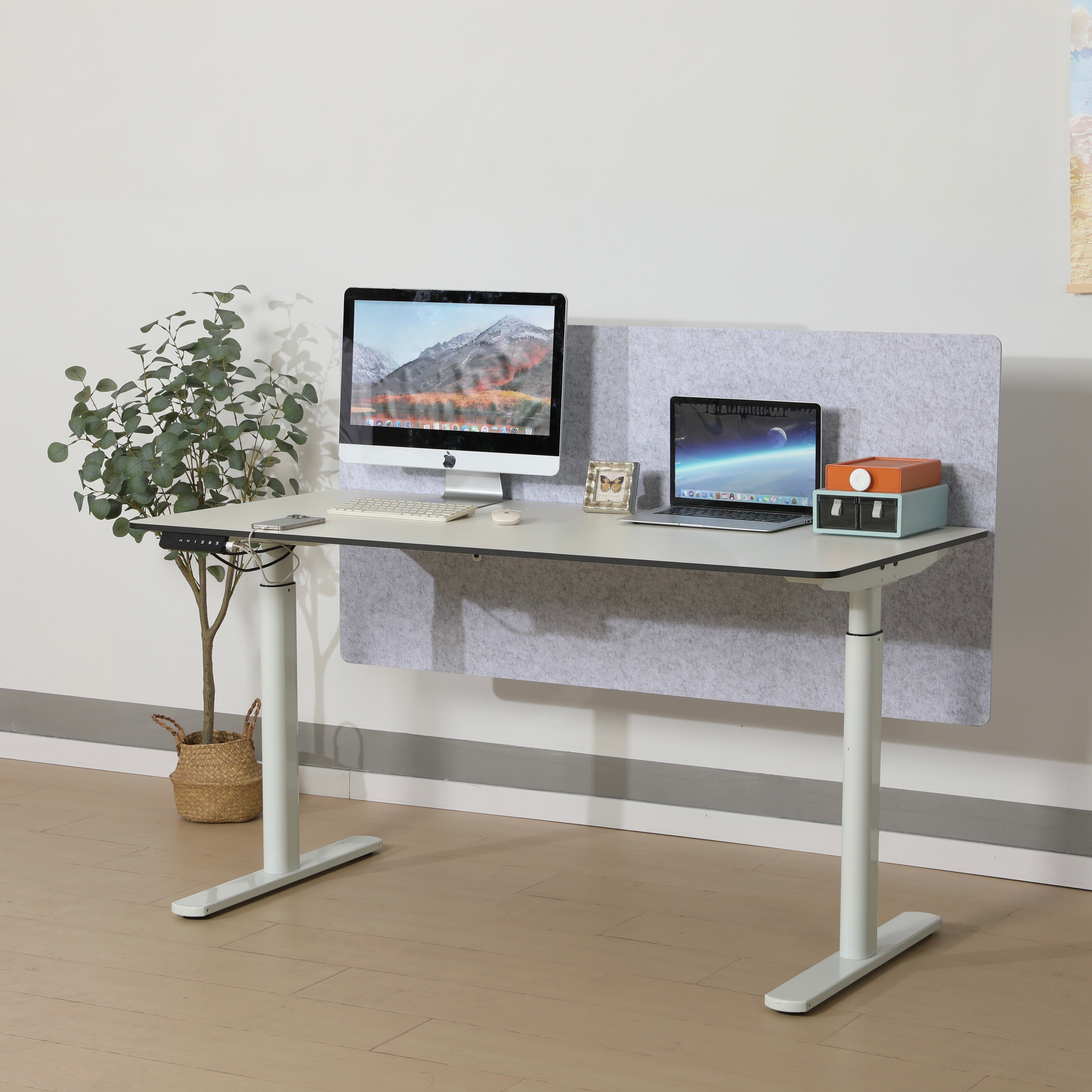 Hilodesk Höhenverstellbarer Schreibtisch elektrisch, 150 x 76 cm Tischoberfläche, Memory-Funktion mit 3 Höhen, Auffahrschutz, Braun, Weiß, Vollständiger Desktop