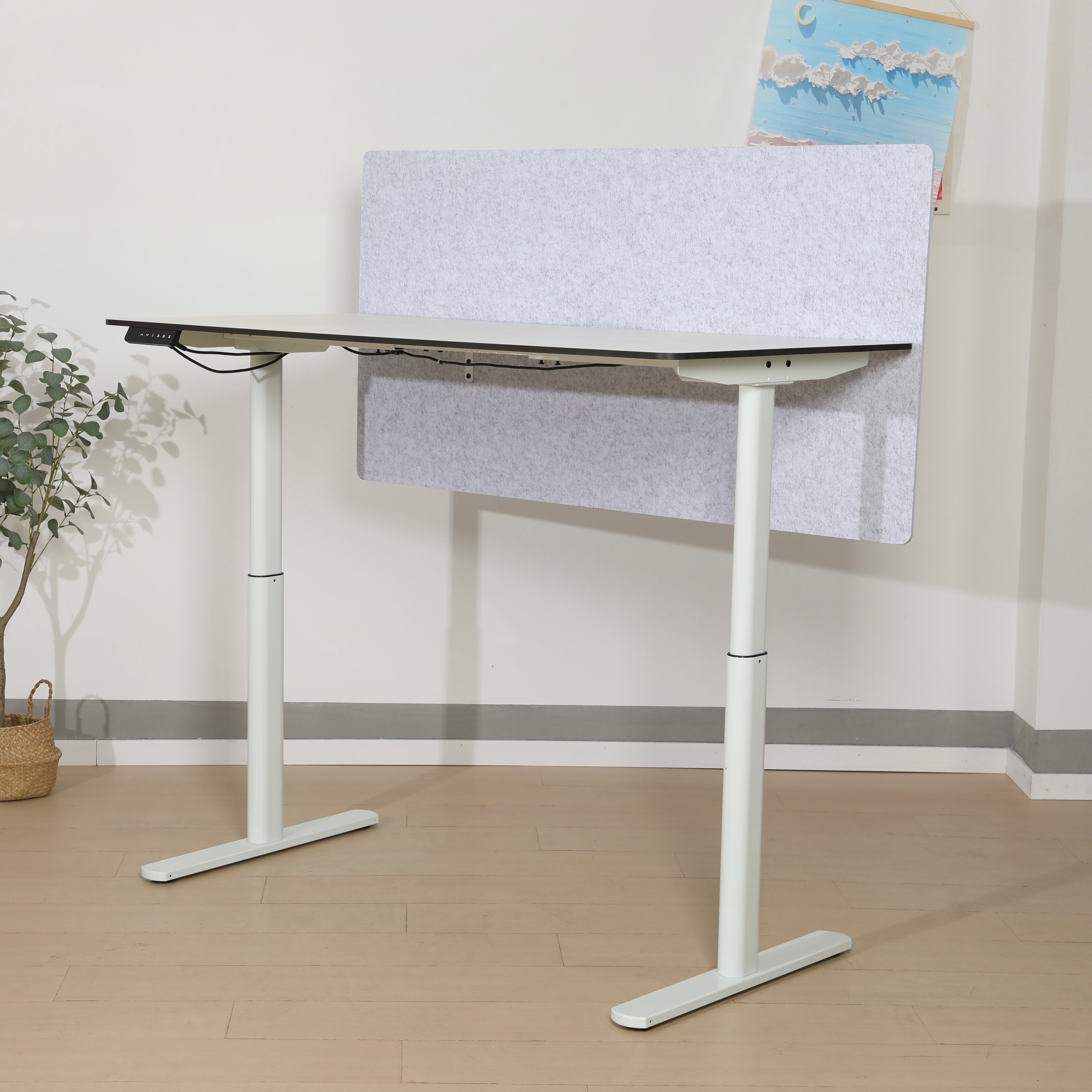 Hilodesk Höhenverstellbarer Schreibtisch elektrisch, 150 x 76 cm Tischoberfläche, Memory-Funktion mit 3 Höhen, Auffahrschutz, Braun, Weiß, Vollständiger Desktop
