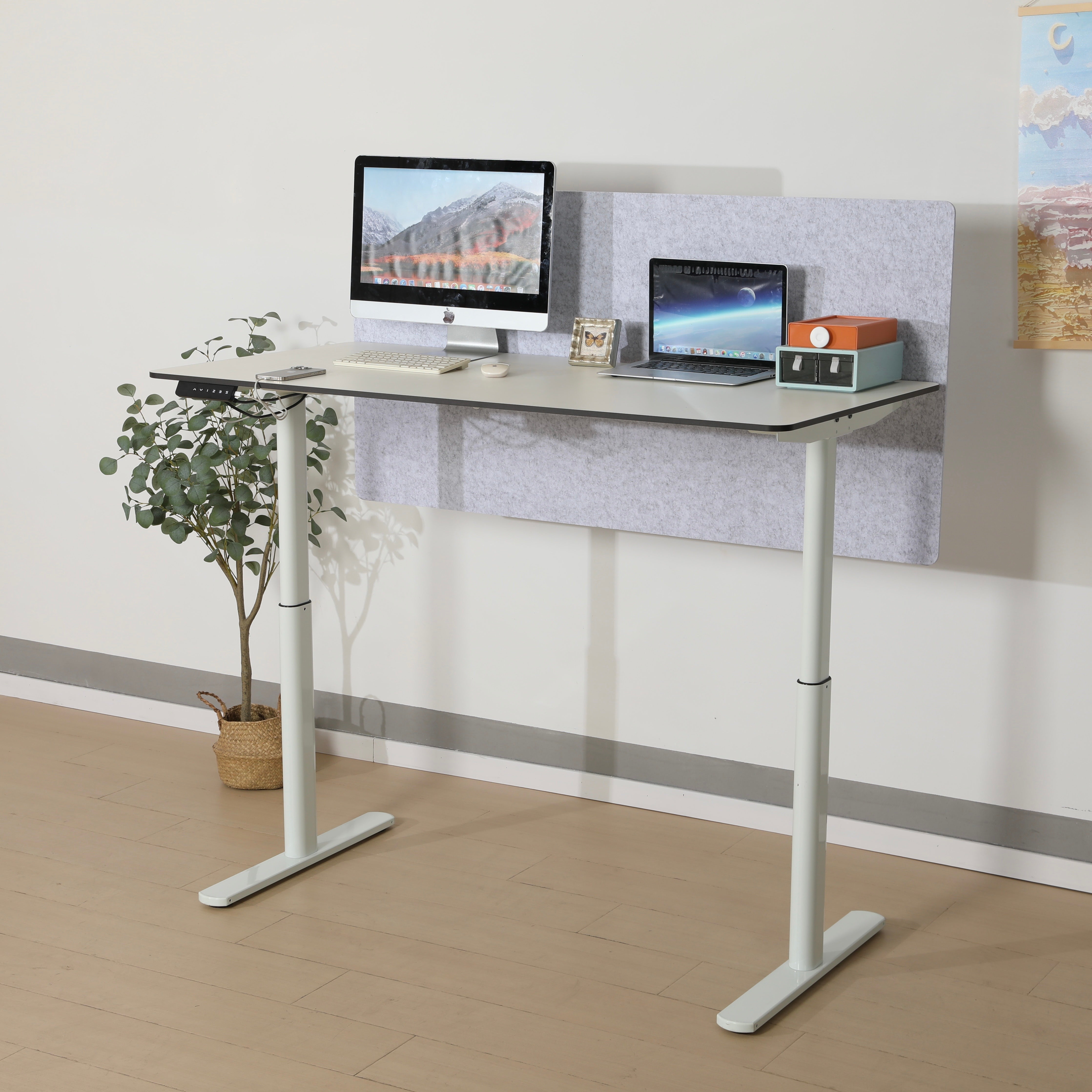 Hilodesk Höhenverstellbarer Schreibtisch elektrisch, 150 x 76 cm Tischoberfläche, Memory-Funktion mit 3 Höhen, Auffahrschutz, Braun, Weiß, Vollständiger Desktop