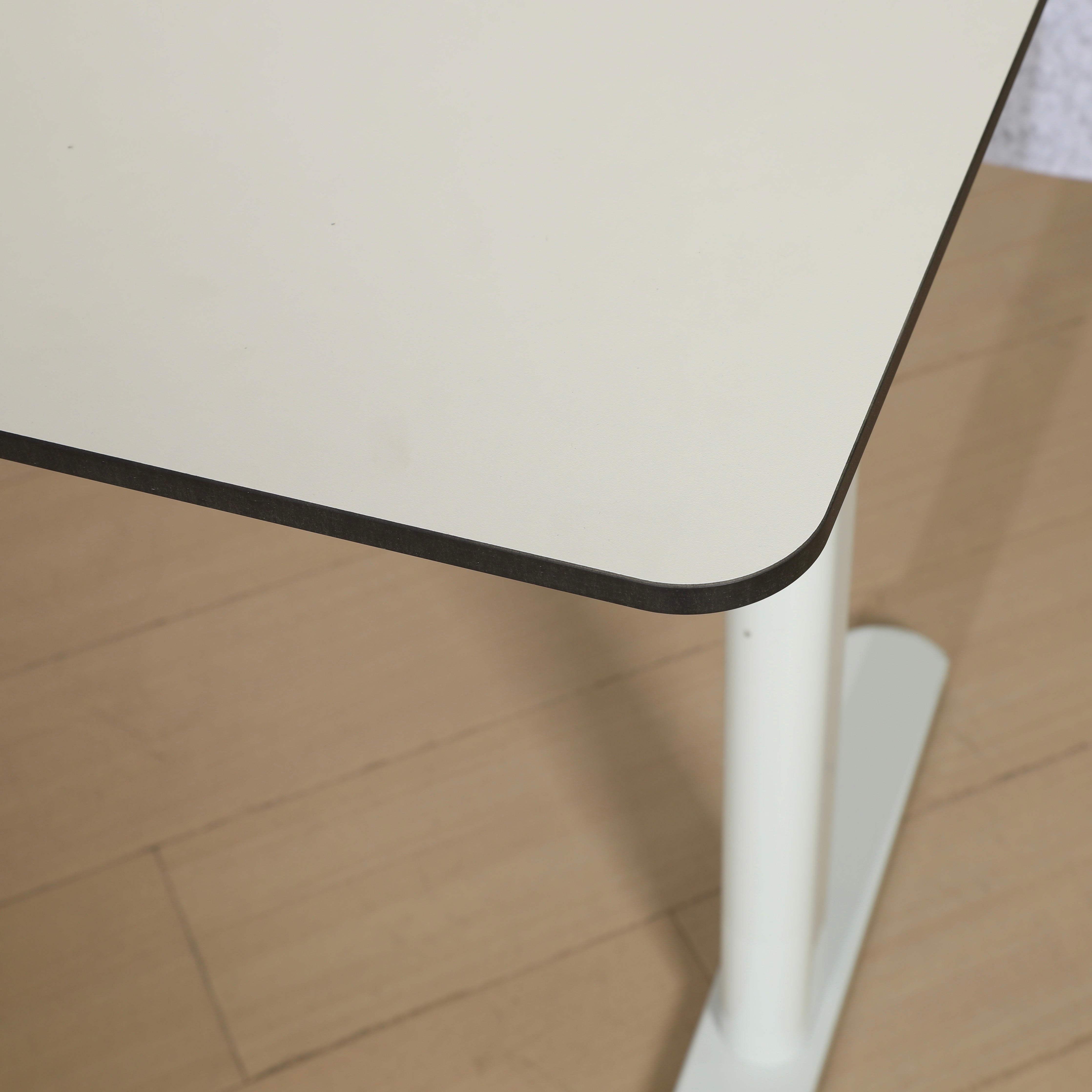 Hilodesk Höhenverstellbarer Schreibtisch elektrisch, 150 x 76 cm Tischoberfläche, Memory-Funktion mit 3 Höhen, Auffahrschutz, Braun, Weiß, Vollständiger Desktop