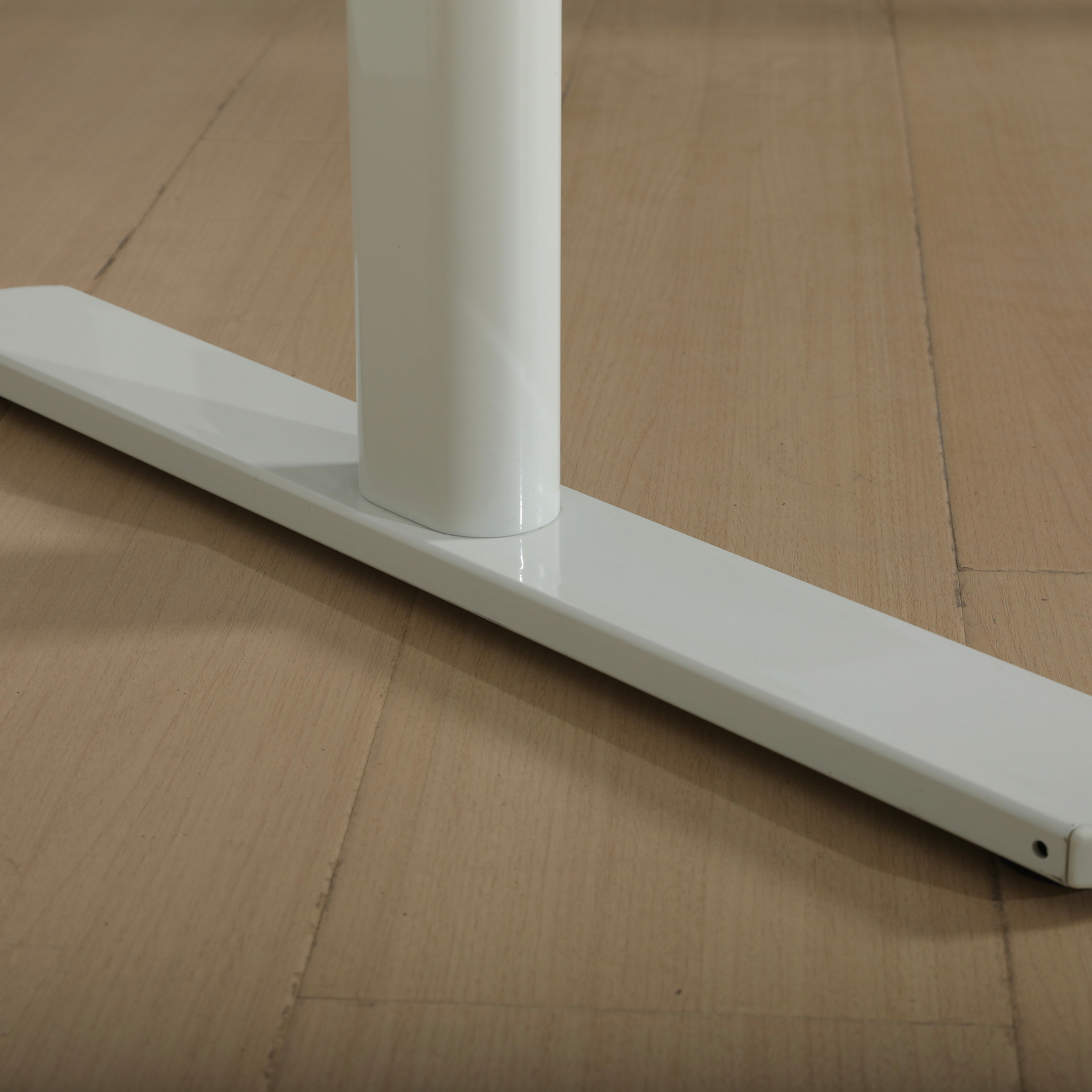 Hilodesk Höhenverstellbarer Schreibtisch elektrisch, 150 x 76 cm Tischoberfläche, Memory-Funktion mit 3 Höhen, Auffahrschutz, Braun, Weiß, Vollständiger Desktop